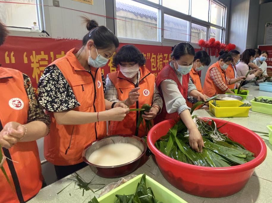 青口供電所黨支部聯(lián)合生產(chǎn)生活服務(wù)中心分會(huì)、黃沙坨社區(qū)，共同舉辦“悠悠艾草香 濃濃端午情”系列活動(dòng)。.png